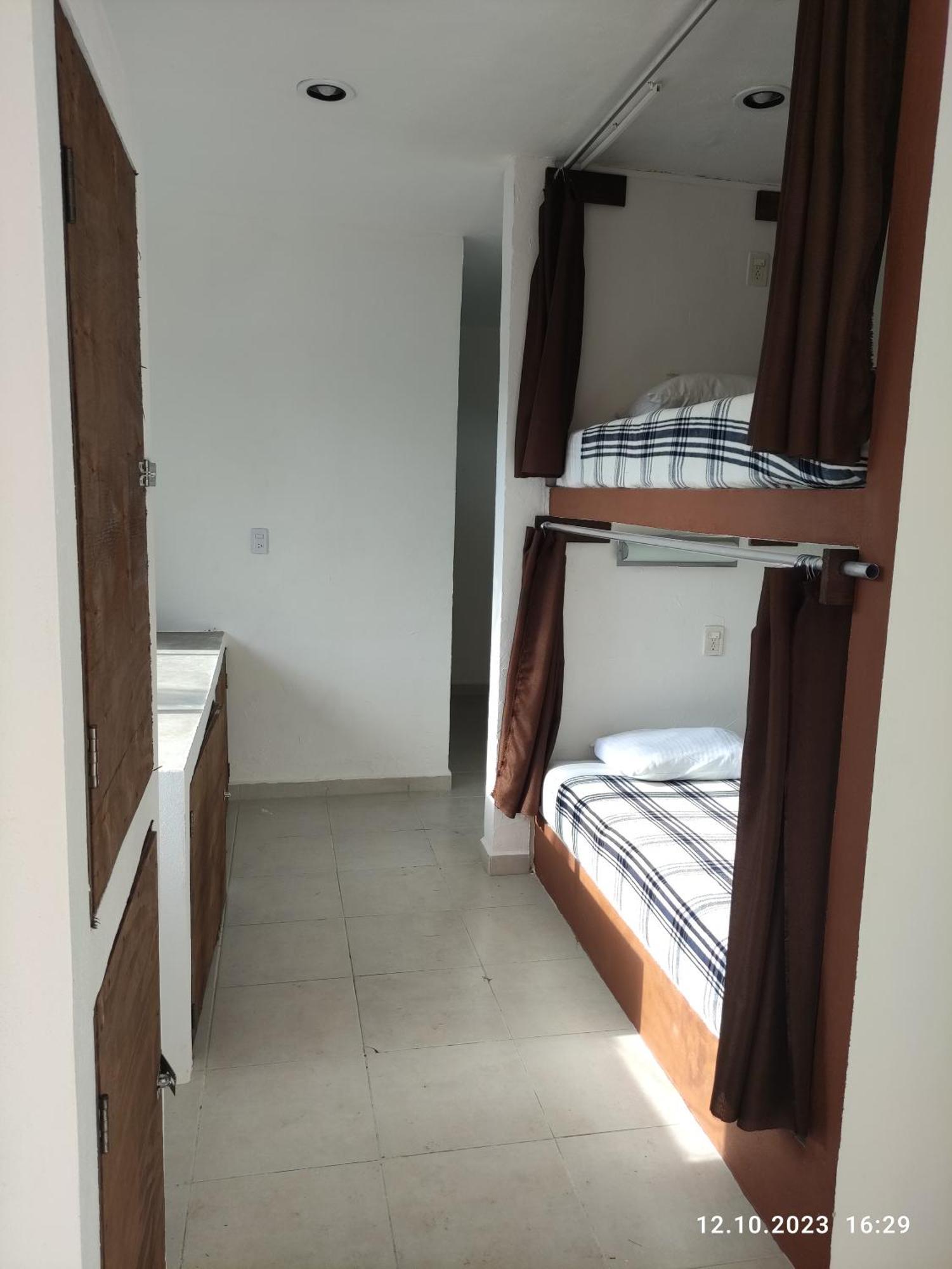The All Inclusive Hostel - Food, Drinks And Transportation To The Beach And Cenotes 툴룸 객실 사진